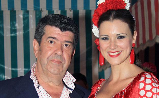Imagen de archivo de Gil Silgado junto a la modeo María Jesús Ruiz./EFE