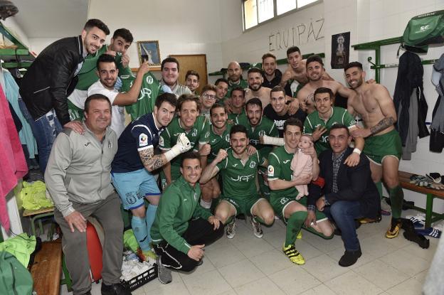 Los verdes festejaron el triunfo en el vestuario./JUANCA MARTOS