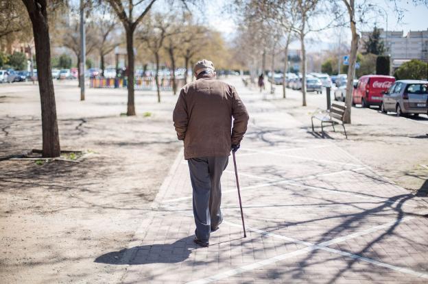 Un anciano camina al sol. /ALFREDO AGUILAR