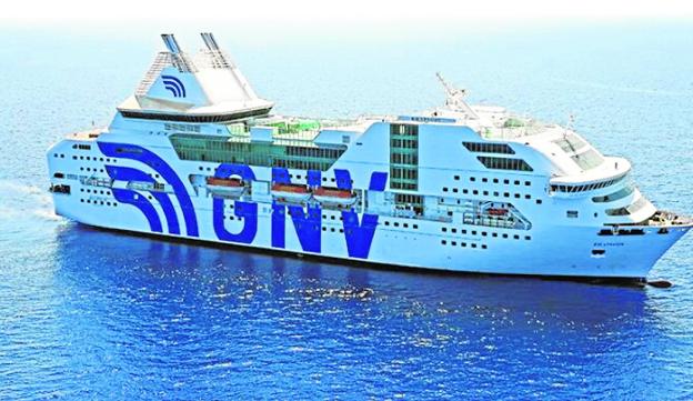 El barco pertenece a la naviera GNV. Abajo, una puerta forzada y uno de los platos que se sirvieron./IDEAL