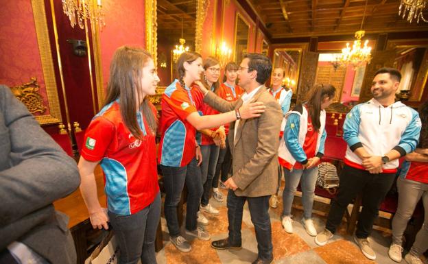 El Ayuntamiento valora los éxitos del RACA Femenino, que permanece en la Liga 2 de baloncesto