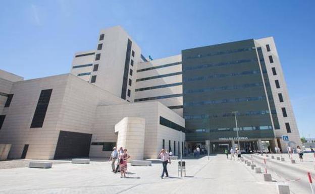 Acaba en el hospital al olvidarse del freno de mano y ser atropellada por su propio coche