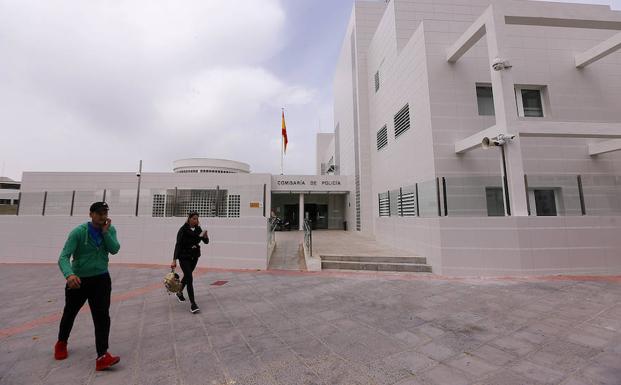 La comisaría de Policía Nacional de Motril, que ha estado tres años vallada por el peligro de las placas que se desprendían, ya luce su nuevo aspecto. /Javier Martín