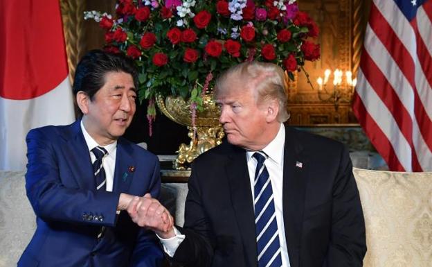 Trump se reúne este martes con el primer ministro de Japón, Shinzo Abe./AFP