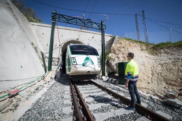 Pablo Nieto supervisa la infraestructura en Loja, con la cabeza del tren laboratorio fuera de los 160 metros de longitud que mide el túnel de San Francisco./