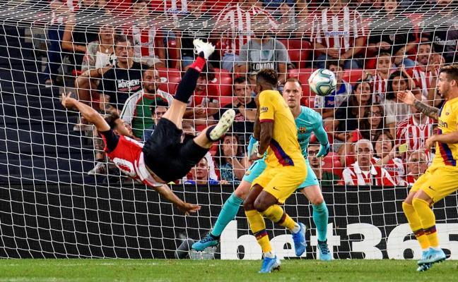 Aritz Aduriz marcó el primer gol de la Liga 19-20 con este remate acrobático con el que el Athletic derrotó al Barcelona en San Mamés/EFE