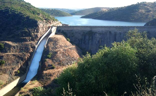 El Rumblar, en años anteriores, desembalsando incluso agua en agosto por estar lleno.