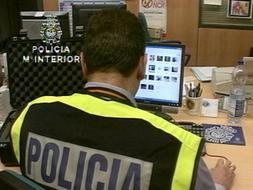 Un agente trabaja en la búsqueda de imágenes de pornografía infantil distribuidas por Internet. /EFE/