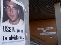 Los compañeros de Álvaro Ussía, el joven de 18 años que murió el pasado sábado tras recibir una paliza de unos guardias de seguridad, han colocado una foto de éste en la entrada del colegio Monte Tabor, en Pozuelo de Alarcón, donde el joven cursaba 2º de Bachillerato. /Efe/