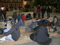 Muchos de los españoles viven en casas que se les quedan pequeñas y miles de personas no disponen de una vivienda./ Archivo/