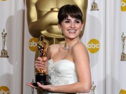 Una emocionada Penélope Cruz posa con su Oscar a la Mejor Actriz Secundaria. /Afp/