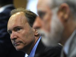 Tim Berners-Lee, inventor de la web, y Vinton Cerf, conocido como el "padre de Internet", durante el congreso./ Efe/
