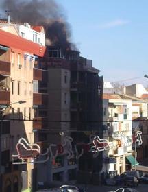 HUMO. Vista del ático en llamas. /BALLESTEROS/