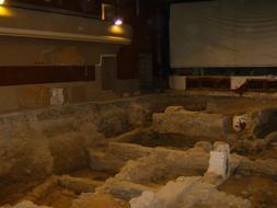 Restos arqueológicos hallados bajo el suelo del Cine Imperial. IDEAL/