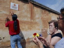 Colocación de la placa de homenaje a los granadinos fusilados. FOTO: EFE/