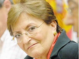 Elisa Pérez Vera. Hija predilecta. Granadina, doctora en Derecho, catedrática de Derecho Internacional Público y Privado, diplomada por la Academia de Derecho Internacional de La Haya y hoy magistrada del Tribunal Constitucional. Fue rectora de la UNED desde noviembre de 1982 hasta octubre de 1987. Secretaria general del Consejo de Universidades, desde octubre de 1987 a noviembre de 1991. Desde el año 2001 es magistrada del Tribunal Constitucional, cargo al que accedió tras siete años como presidenta del Consejo Consultivo de Andalucía./