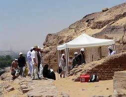 Los investigadores jienenses, junto a la excavación en Asuán. /IDEAL/