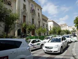 DÍA CLAVE. Concentración de taxis, el pasado viernes a las puertas del Ayuntamiento. /ESTHER MUÑOZ/