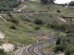 Ciclistas circulan por la antigua Vía del Aceite, en un punto junto al trazado ferroviario actual. FRANCIS J. CANO/