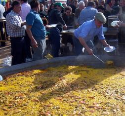 RICO, RICO. Paella gigante para celebrar el día de San Antón. /J. A. G-M./