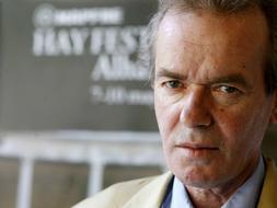 Martin Amis, uno de los escritores británicos más importantes, durante el encuentro con la prensa en el Hay Festival Alhambra. /EFE/