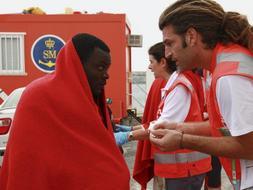 Voluntarios reciben a los inmigrantes y chequean cómo están/