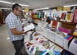 Los libreros temen un descenso en las ventas del 30% por la no renovación de los libros de texto. :: ALFREDO AGUILAR/