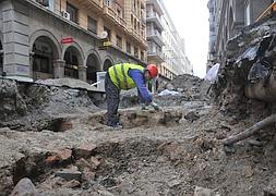 Los trabajadores continuan con los trabajos a pesar de los restos. :: J. E. GÓMEZ/