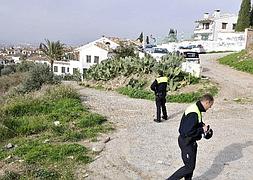 Agentes investigan en la entrada al domicilio de Morente :: EFE/