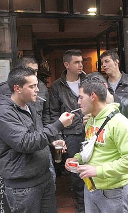 Un grupo de jóvenes que decidió tomar las cañas en la puerta. :: R.L.P/