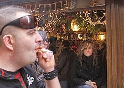 Un fumador consume su cigarrillo a las puertas de un bar. :: IDEAL/