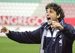 Imanol Idiakez da órdenes a sus jugadores desde la banda. /IDEAL/