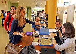 Una estudiante deposita su voto en las urnas, ayer en el campus de Las Lagunillas. :: FRANCIS J. CANO/