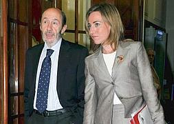 Alfredo Pérez Rubalcaba y Carme Chacón, en el Congreso. :: EFE/