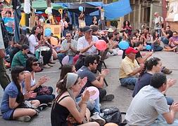 Alrededor de 200 personas se concentraron ayer en la Plaza Juan Cassinello para protestar por los sucesos de Barcelona. :: MANZANO/