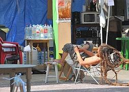 Un 'indignado' descansa en la acampada./JUAN ENRIQUE GÓMEZ/