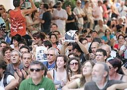 Un chico muestra un cartel llamando a la revolución rodeado por miles de almerienses que ayer se echaron a la calle 'indignados'. :: FOTOGRAFÍA: J. J. MULLOR/
