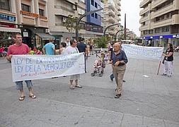 Los manifestantes se reunieron el jueves en la plaza de la Aurora. :: SALVADOR RODRÍGUEZ/