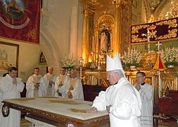 El momento. Ramón del Hoyo, durante la unción del altar. :: J. C. GONZÁLEZ/