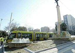 El tranvía, a su paso por la plaza de las Batallas, cuando en primavera circuló en fase de pruebas. :: CELIA MONDÉJAR/
