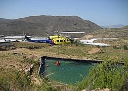 Un total de cinco helicópteros de extinción acudieron a sofocar el incendio de mayor gravedad, desatado en Dalías. :: VÍCTOR M. LUCAS/