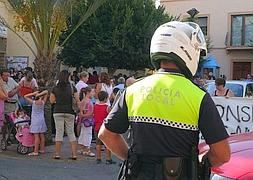 Un policía local de El Ejido. :: IDEAL/