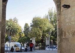 La Puerta del Ángel, junto al convento de Las Bernardas y frente al parque de La Alameda. :: FRANCIS J. CANO/