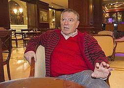 El investigador granadino, en un hotel de Granada, ciudad a la que acude frecuentemente a visitar a sus padres. :: GONZÁLEZ MOLERO/