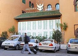 La puerta de entrada se ha tapiado hasta la conclusión de las obras.:: FERMÍN RODRÍGUEZ/
