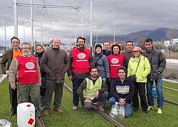 Miembros del grupo ecologista GEA, voluntarios y el concejal de Medio Ambiente (cuarto por la izquierda), tras regar las plantas. :: GEA/