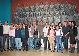 Los miembros de EQUO posan junto a Ibáñez delante del cuadro que los representa. :: E. BENÍTEZ/