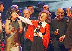 Julia Gutiérrez Caba se mostró así de contenta al recoger su Max de Honor. :: EFE/