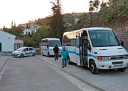 Los microbuses, en el espacio destinado para ellos en el interior del centro escolar. :: G. M./