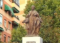 Estatua erigida en el Zaidín, junto al colegio. :: J. M./